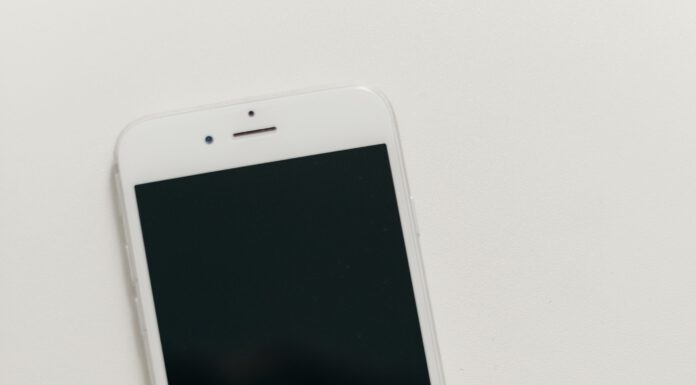 Telefony od Apple odemknete i v roušce. Má to jeden háček